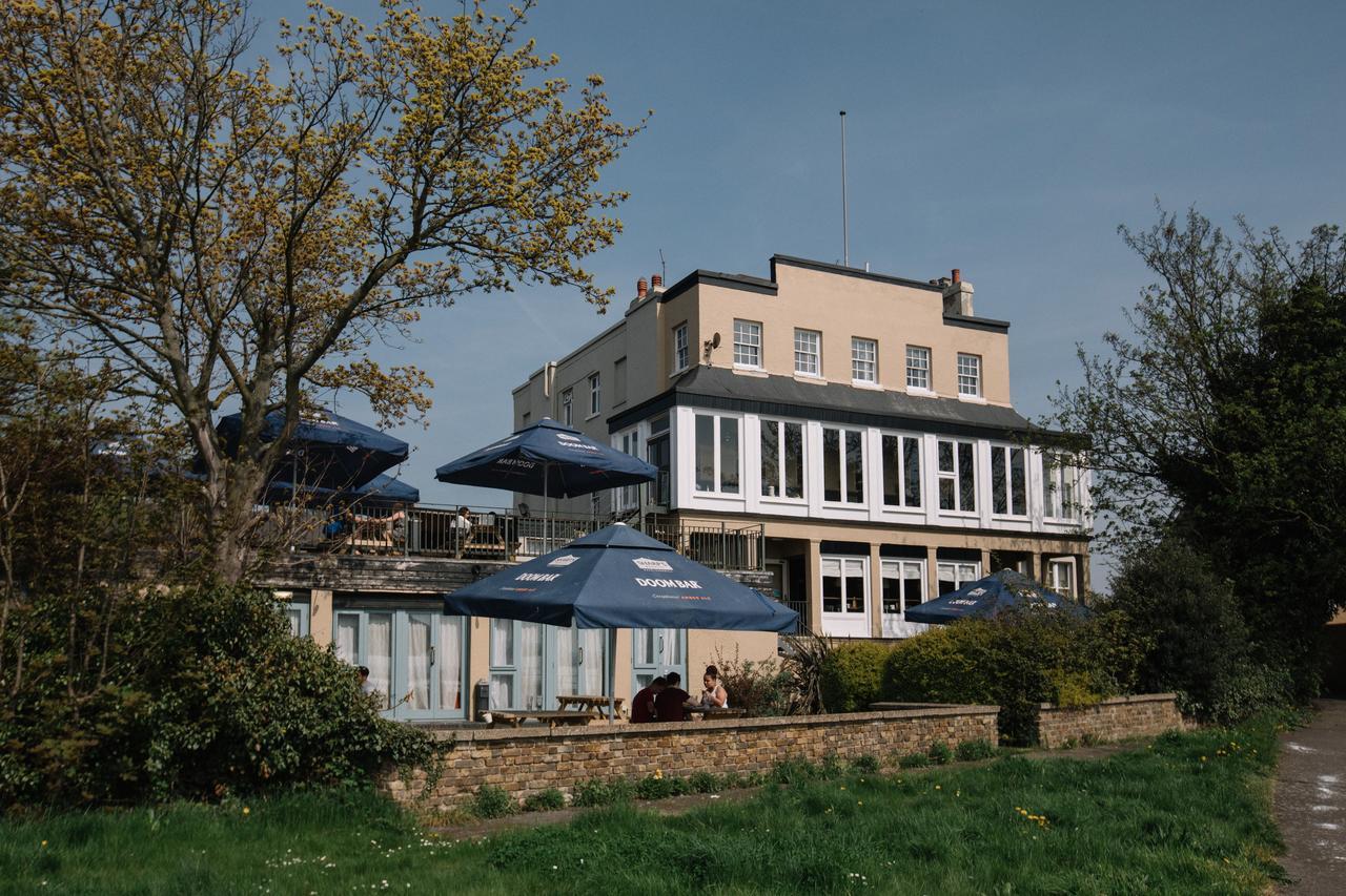 Royal Hotel, Bar & Grill Purfleet Exterior photo